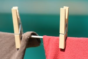 Művészi teregetés (freeimages / clothes-drying-on-line-1435807-m)