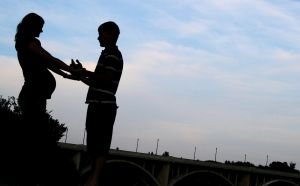 Őrült kismama sportja (freeiamges / silhouette-of-pregnant-woman-and-her-husband-1429641)